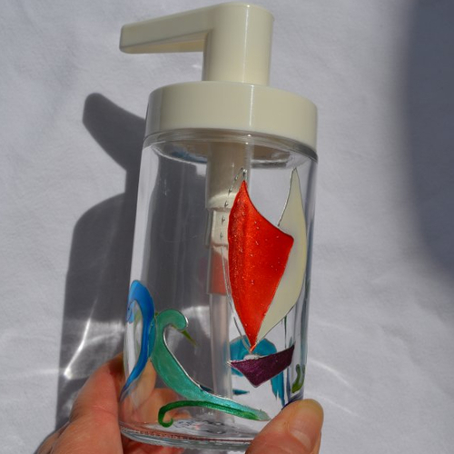 Distributeur de savon liquide en verre peint "voilier rouge et blanc", salle de bains, cuisine,
