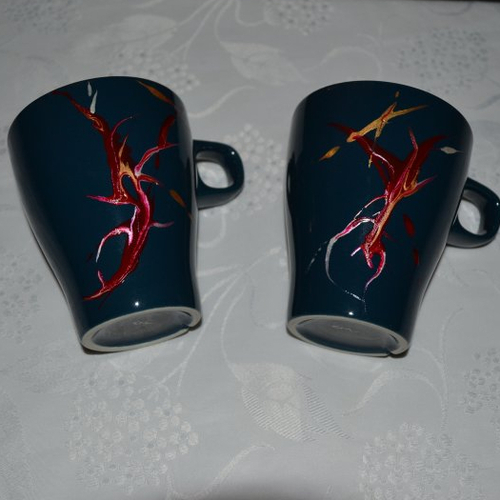 2 mugs en porcelaine bleu indigo peints style murano en rouge, or et cuivre