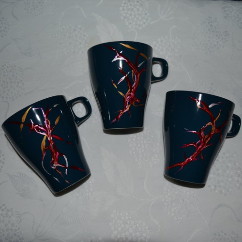 3 mugs, tasses à thé en porcelaine bleu indigo peints style murano en rouge, or et cuivre