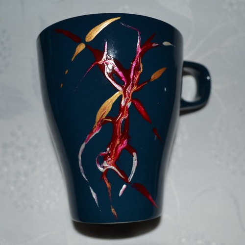 Tasse à thé, mug en porcelaine bleu indigo peint style murano en rouge, or et cuivre