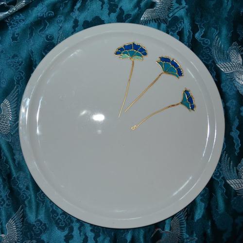 Plat à tarte en porcelaine blanche peint fleurs de bleuets bleu et or