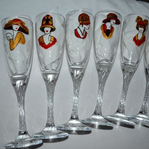 6 flûtes hautes peintes "femmes des années 20 en rouge et or"