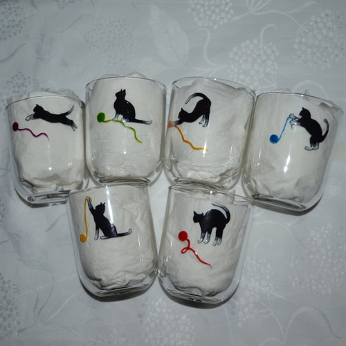 6 verres peints chats noir et blanc et pelotes de laine arc en ciel