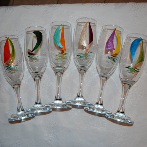 6 flûtes à champagne peintes voiliers stylisés multicolores, serie 1