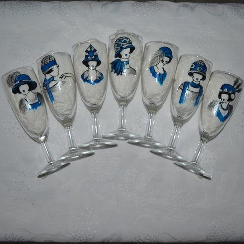 Réservées 7 flûtes à champagne peintes "femmes aux chapeaux bleu et argent"