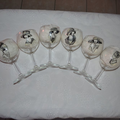 6 verres à vin ballons peints "femmes des années 20 en noir, blanc et argent" 1ère série