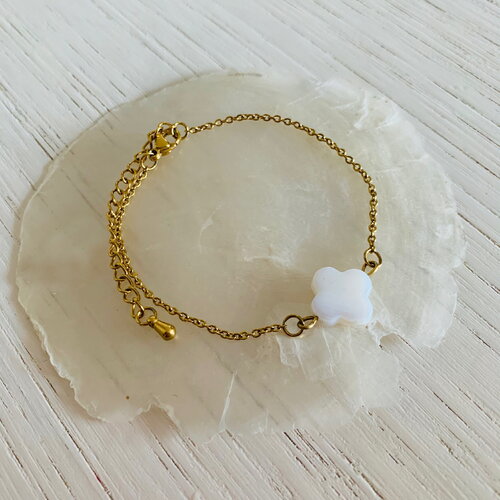 Bracelet lacy (acier inoxydable et pendentif trèfle en nacre)