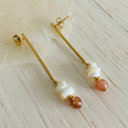 Boucles d’oreilles vaiana - pierre de soleil (acier inoxydable, nacre et pierre de soleil)