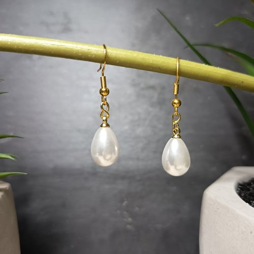 Boucles d’oreilles dorées goutte blanche – bijoux faits main – cadeau femme – boucles élégantes et intemporelles