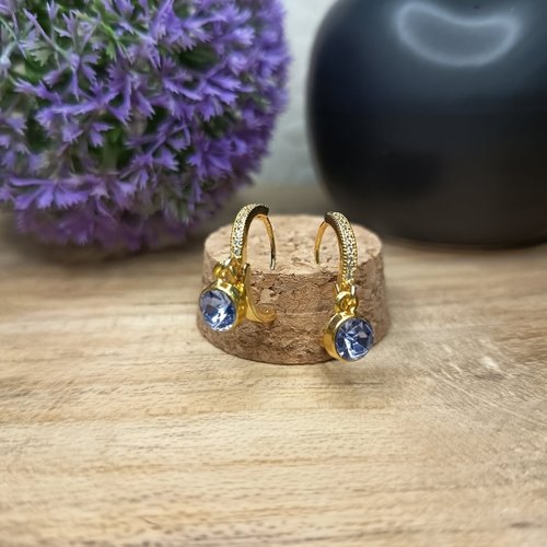 Boucles d’oreilles dorées pierre bleue – bijoux faits main – cadeau femme – boucles élégantes minimalistes