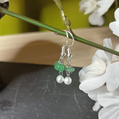 Boucles d’oreilles pierre verte et perle blanche – bijoux faits main – cadeau femme – boucles élégantes et naturelles