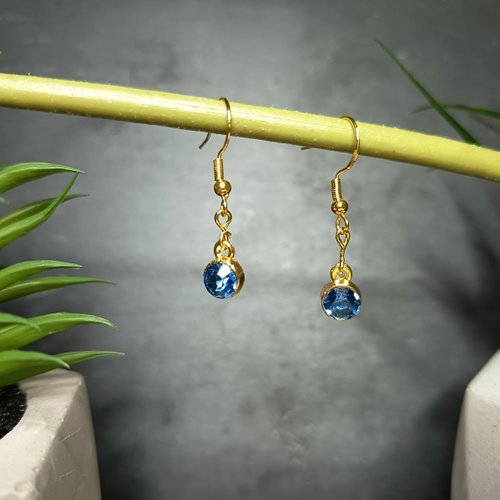 Boucles d’oreilles dorées pierre bleue facettée – bijoux faits main – cadeau femme – boucles élégantes et lumineuses