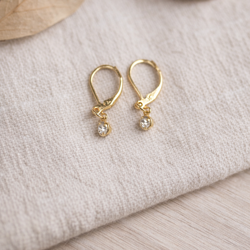 Boucles d’oreilles minimalistes dorées avec cristal – dormeuses élégantes