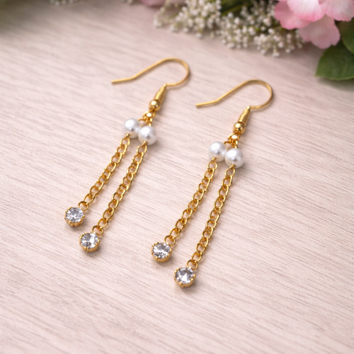 Boucles d’oreilles pendantes dorées – perles & strass
