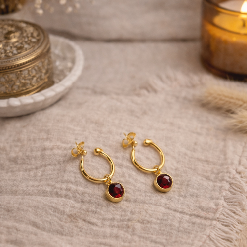 Boucles d’oreilles créoles dorées – pierre rouge