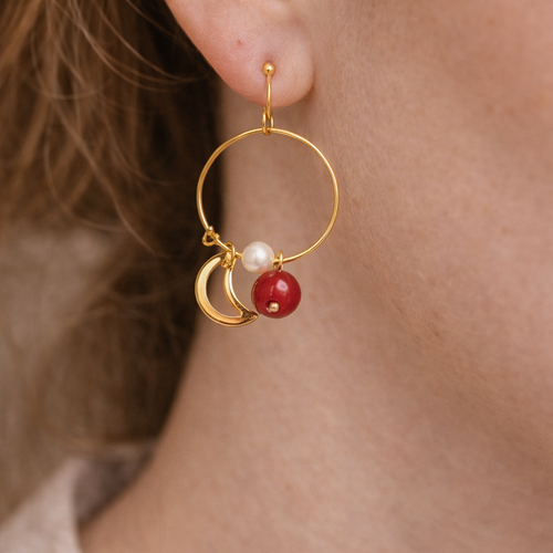 Boucles d’oreilles créoles dorées – perle rouge, perle blanche & lune