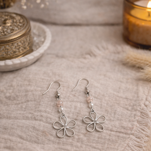 Boucles d’oreilles argentées fleur – perles rosées, style délicat
