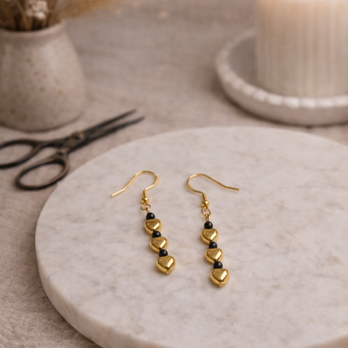 Boucles d’oreilles dorées cœurs – perles noires, élégantes & chic