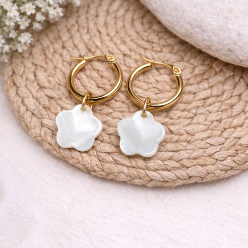 Boucles d’oreilles créoles dorées fleur blanche en nacre – bijou bohème délicat