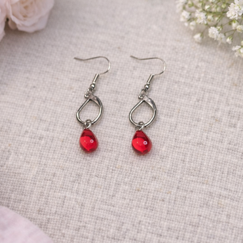 Boucles d’oreilles pendantes – goutte rouge & métal argenté