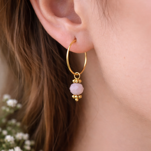 Petite boucles d’oreilles créole dorées avec breloque perle
