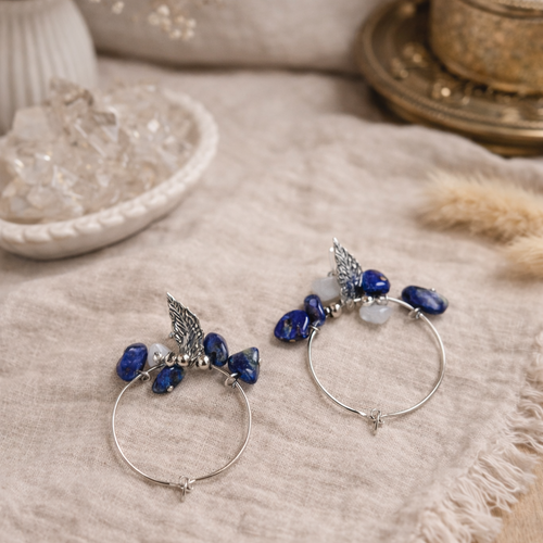 Boucles d’oreilles créoles argentées – pierres bleues & plume