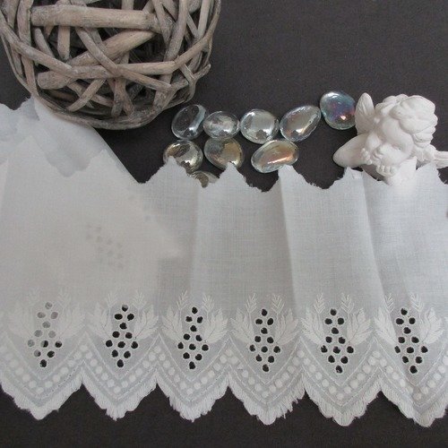 Broderie anglaise ancienne 