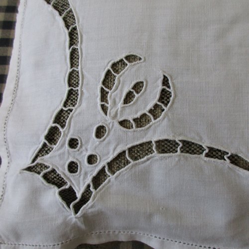Napperon Carré En Lin Brodé Main - Dentelle Renaissance - Écru 35 Cm - Les Collections De Crinolines