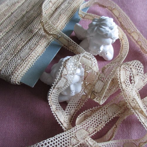 Dentelle ancienne écrue foncé