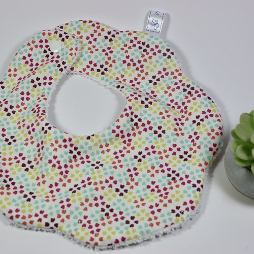 Bavoir fleur. "coeurs multicolores"