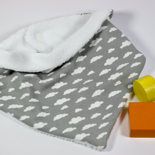 Nouveau! tour de cou - bavoir bandana "petits nuages"