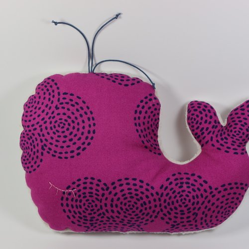 Gros doudou "baleine, violet et marine".