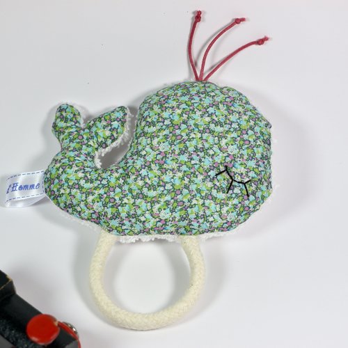 Nouveau! hochet baleine, petit liberty bleu.