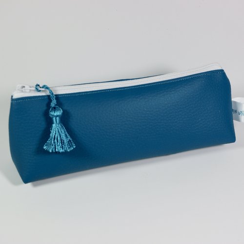 Trousse simili cuir bleu turquoise.