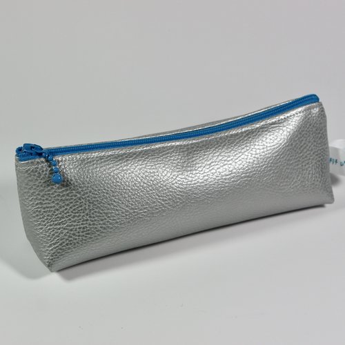 Trousse simili cuir argent.