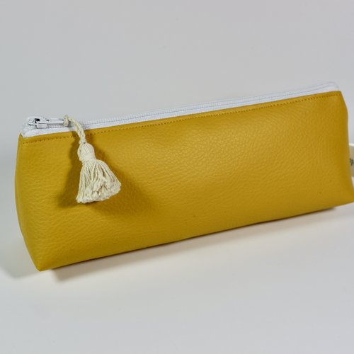 Trousse simili cuir jaune.
