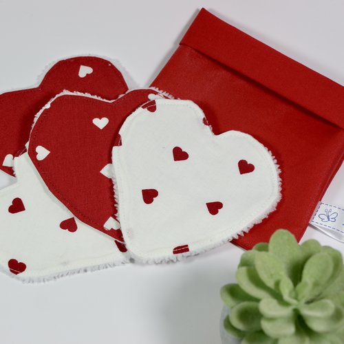 Lingettes coeur, pochette rouge.