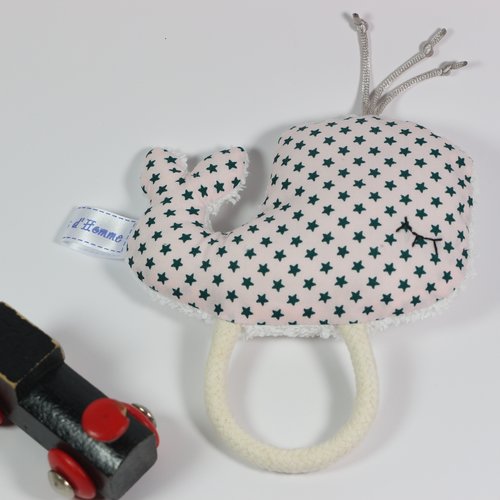 Nouveau! hochet baleine, étoiles rose.