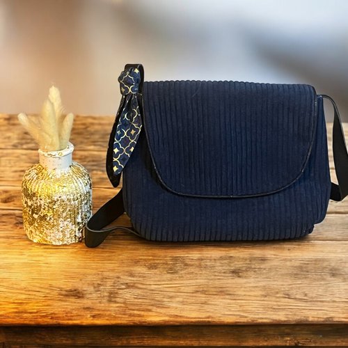Mini sac besace en velours côtelé marine – élégance et praticité au quotidien