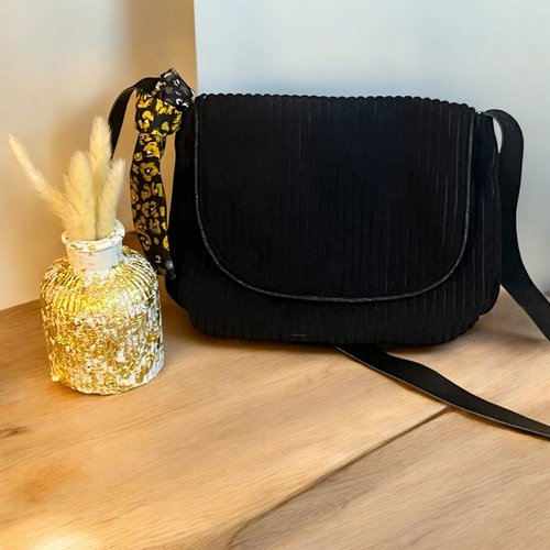 Mini sac besace en velours côtelé noir– élégance et praticité au quotidien