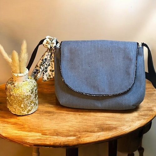 Mini sac besace en velours côtelé bleu ciel– élégance et praticité au quotidien
