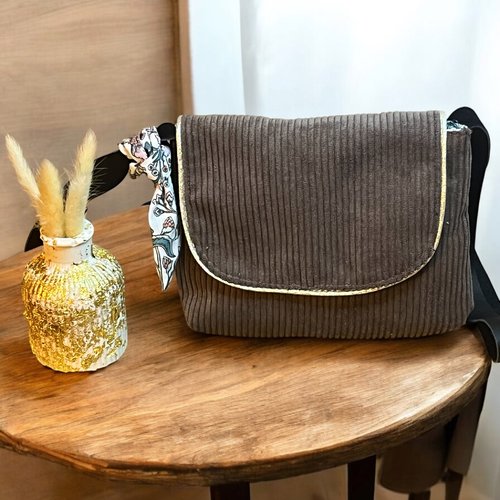 Mini sac besace en velours côtelé taupe– élégance et praticité au quotidien