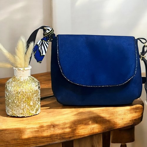 Mini sac besace en suédine bleu roi– élégance et praticité au quotidien