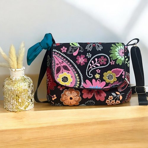 Mini sac besace en jacquard fleuri– élégance et praticité au quotidien