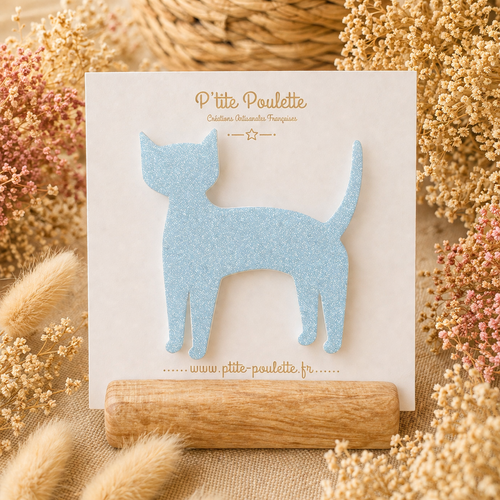 Broche chat pailletée bleu ciel – bijou fantaisie fait main – accessoire veste pull – création artisanale française