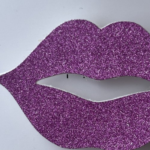 Broche lèvres pailletées noires – bijou fantaisie chic fait main – accessoire mode femme – création artisanale française