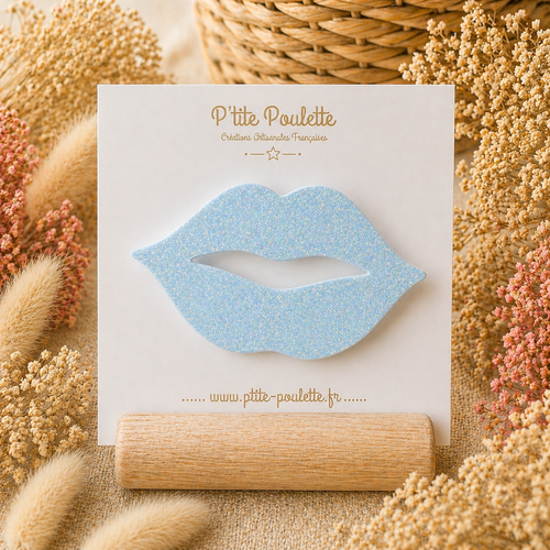 Broche lèvres pailletées bleu ciel– bijou fantaisie chic fait main – accessoire mode femme – création artisanale française