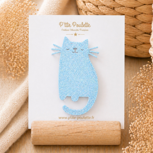 Broche chat pailletée bleu ciel – bijou fantaisie fait main – accessoire veste pull – création artisanale française