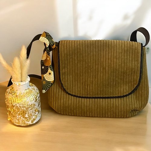 Mini sac besace en velours côtelé olive – élégance et praticité au quotidien