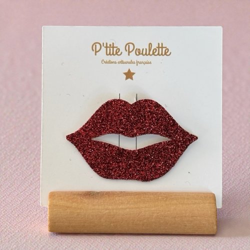 Broche lèvres pailletées rouges – bijou fantaisie glamour fait main – accessoire mode femme – création artisanale française
